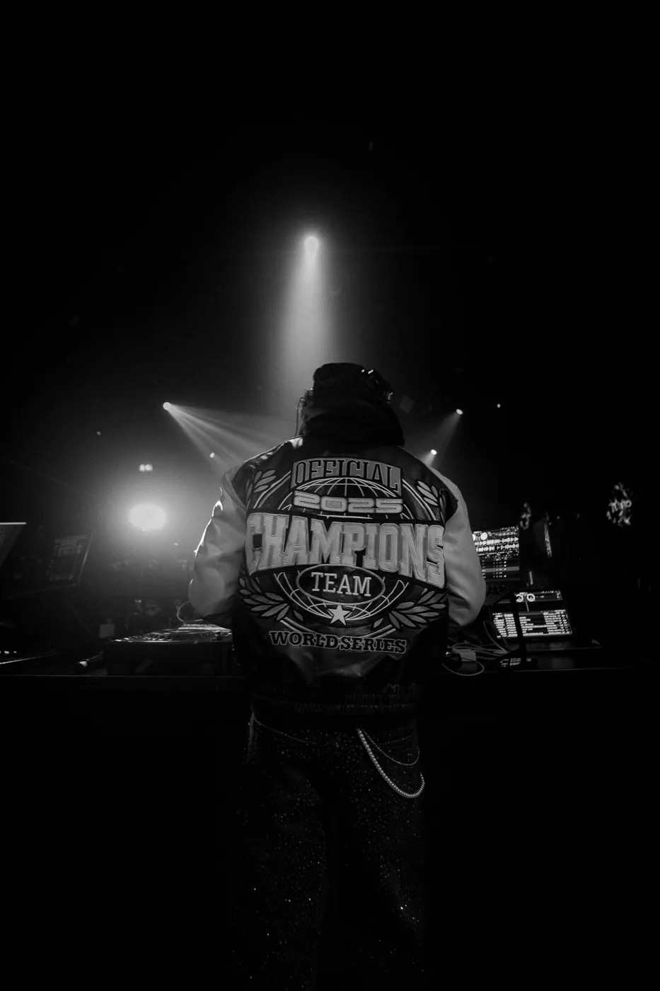 Delviin Leak en performance — DJ scène club Champions World Series